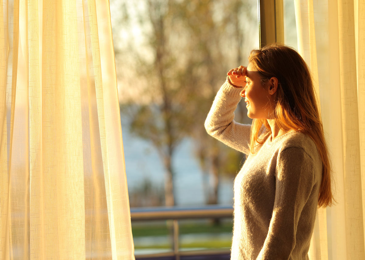 Vrouw die naar buiten kijkt